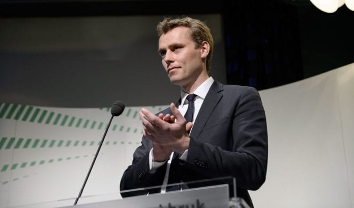 Ola Borten Moe (SP) var olje- og energiminister i den rødgrønne regjeringen fra mars 2011 til oktober 2013. (Foto: Senterpartiet / Flickr.com) Ola Borten Moe (SP) var olje- og energiminister i den rødgrønne regjeringen fra mars 2011 til oktober 2013. (Foto: Senterpartiet / Flickr.com)