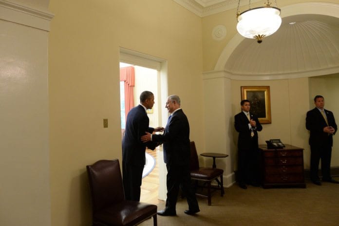 Statsminister Benjamin Netanyahu på vei inn på Det ovale kontoret i Det hvite hus, sammen med USAs president Barack Obama. (Foto: Kobi Gideon, Prime Minister of Israel, flickr.com) Statsminister Benjamin Netanyahu på vei inn på Det ovale kontoret i Det hvite hus, sammen med USAs president Barack Obama. (Foto: Kobi Gideon, Prime Minister of Israel, flickr.com)