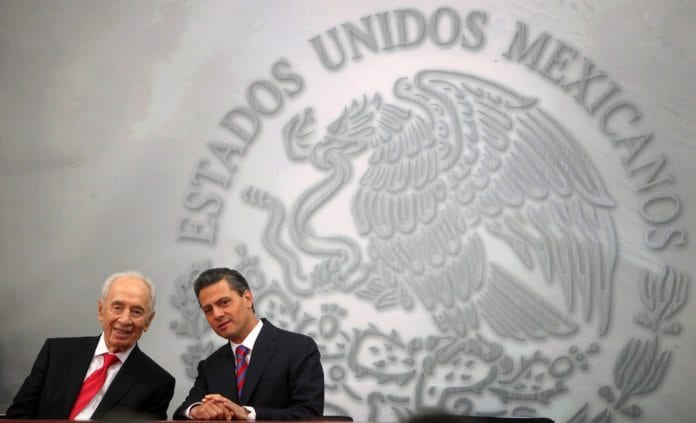 Israels president Shimon Peres (f.v.) og sin mexicanske kollega Enrique Peña Nieto, under statsbesøket i Mexico i helgen. (Foto: Presidencia de la República Mexicana, flickr.com) Israels president Shimon Peres (f.v.) og sin mexicanske kollega Enrique Peña Nieto, under statsbesøket i Mexico i helgen. (Foto: Presidencia de la República Mexicana, flickr.com)
