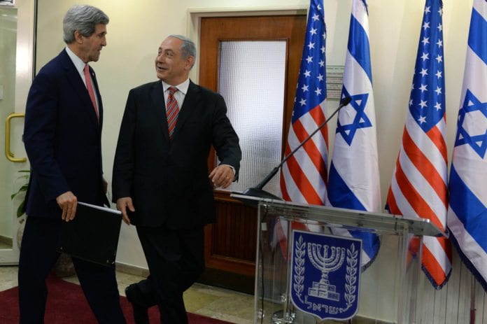 USAs utenriksminister John Kerry (f.v.) og Israels statsminister Benjamin Netanyahu. (Foto: Kobi Gideon, Prime Minister of Israel, flickr.com) USAs utenriksminister John Kerry (f.v.) og Israels statsminister Benjamin Netanyahu. (Foto: Kobi Gideon, Prime Minister of Israel, flickr.com)