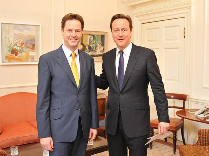 Liberaldemokratenes partileder Nick Clegg (f.v.) og De konservatives partileder, statsminister David Cameron, leder den britiske regjeringen. Bildet er fra utnevnelsen av Clegg som visestatsminister i 2010. (Illustrasjon: Number 10, flickr.com) Liberaldemokratenes partileder Nick Clegg (f.v.) og De konservatives partileder, statsminister David Cameron, leder den britiske regjeringen. Bildet er fra utnevnelsen av Clegg som visestatsminister i 2010. (Illustrasjon: Number 10, flickr.com)