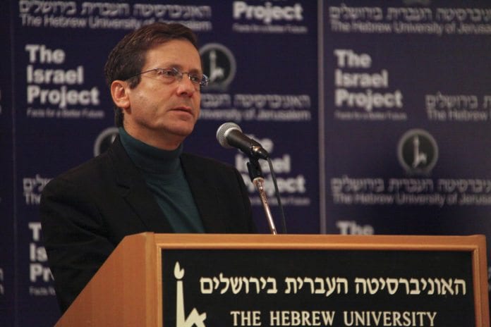 Arbeiderpartiets nye leder Isaac Herzog er i vinden for øyeblikket (Foto: The Israel Project, flickr.com) Arbeiderpartiets nye leder Isaac Herzog er i vinden for øyeblikket (Foto: The Israel Project, flickr.com)