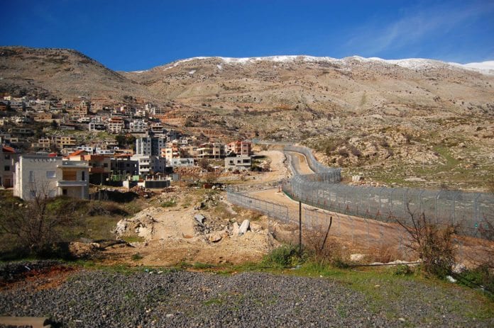 Den en gang syriske og nå israelske beduinerlandsbyen Majdal Shams ligger rett ved grensen mellom de to landene. 2. desember 2013 ble den rammet av en missil fra Syria. (Illustrasjon: News Agency, flickr.com) Den en gang syriske og nå israelske beduinerlandsbyen Majdal Shams ligger rett ved grensen mellom de to landene. 2. desember 2013 ble den rammet av en missil fra Syria. (Illustrasjon: News Agency, flickr.com)