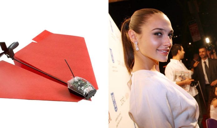 Flyidéen til israeleren Shai Goitein er blitt så populært at han snart har samlet inn mer enn ti ganger mer enn opprinnelig ønsket beløp på Kickstarter. Gal Gadot blir nok også populær som Wonder Woman i storfilmen Batman vs. Superman. (Foto: isRealli, flickr.com) Flyidéen til israeleren Shai Goitein er blitt så populært at han snart har samlet inn mer enn ti ganger mer enn opprinnelig ønsket beløp på Kickstarter. Gal Gadot blir nok også populær som Wonder Woman i storfilmen Batman vs. Superman. (Foto: isRealli, flickr.com)