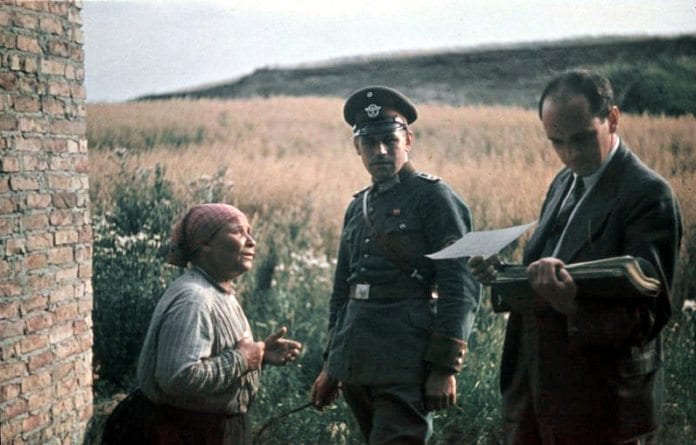 En romkvinne, en tysk offiser og En romkvinne, en tysk offiser og
