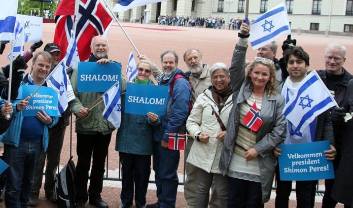 MIFF-medlemmer ønsker Israels president Shimon Peres velkommen til Norge 12. mai 2014. (Illustrasjonsfoto: Conrad Myrland, MIFF) MIFF-medlemmer ønsker Israels president Shimon Peres velkommen til Norge 12. mai 2014. (Illustrasjonsfoto: Conrad Myrland, MIFF)
