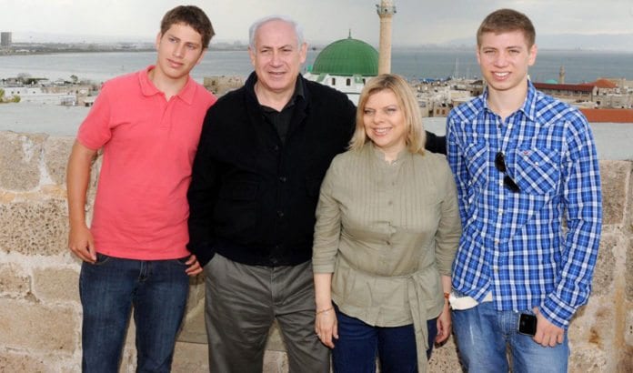 Familien Netanyahu på tur i Akko i april 2011. En av sønnene Yair og Avner har norsk kjæreste, kan faren fortelle til norske medier. (Arkivfoto: GPO) Familien Netanyahu på tur i Akko i april 2011. En av sønnene Yair og Avner har norsk kjæreste, kan faren fortelle til norske medier. (Arkivfoto: GPO)