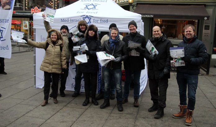 En glad gjeng fra MIFF Oslo, MIFF Østfold og MIFF Vestfold talte Israels sak på Karl Johan. F.v. Vigdis Wilhelmsen, Tore Wilhelmsen, Rune Klevstad, Arya Kalr, Alf Bakken (delvis skjult), Bengt-Ove Nordgård, Conrad Myrland, Torben von Huth og Erik Lund. (Foto: Atle Hansen, MIFF) En glad gjeng fra MIFF Oslo, MIFF Østfold og MIFF Vestfold talte Israels sak på Karl Johan. F.v. Vigdis Wilhelmsen, Tore Wilhelmsen, Rune Klevstad, Arya Kalr, Alf Bakken (delvis skjult), Bengt-Ove Nordgård, Conrad Myrland, Torben von Huth og Erik Lund. (Foto: Atle Hansen, MIFF)