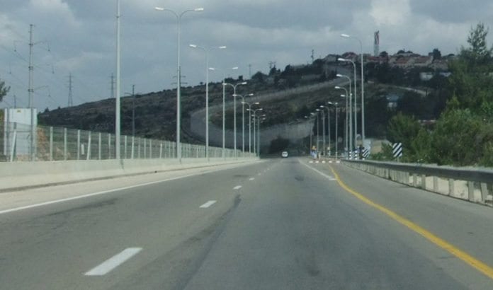 Denne hovedveien fra Tel Aviv til Jerusalem er for tiden regnet som for dårlig sikret til at israelske regjeringsmedlemmer kan ferdes der. De siste to månedene har trafikk langs denne veien vært utsatt for en rekke angrep. Foto: Wikimedia Commons. Denne hovedveien fra Tel Aviv til Jerusalem er for tiden regnet som for dårlig sikret til at israelske regjeringsmedlemmer kan ferdes der. De siste to månedene har trafikk langs denne veien vært utsatt for en rekke angrep. Foto: Wikimedia Commons.