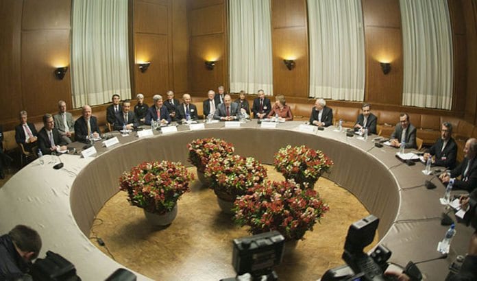 Bildet er fra den første runden av de EU-ledede forhandlingene mellom Iran og P5+1, i Geneve i 2013. Nå pågår nye forhandlinger i Wien. Foto: Wikipedia. Bildet er fra den første runden av de EU-ledede forhandlingene mellom Iran og P5+1, i Geneve i 2013. Nå pågår nye forhandlinger i Wien. Foto: Wikipedia.