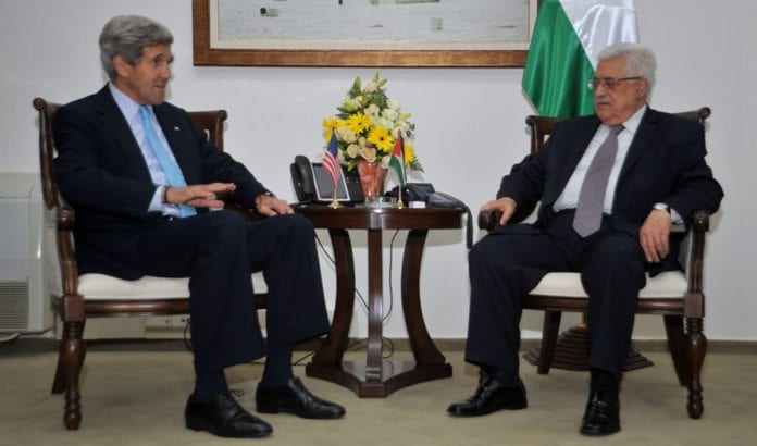John Kerry og Mahmoud Abbas i samtaler underveis i de pågående fredssamtalene. Foto: Flickr/U.S. State Department. John Kerry og Mahmoud Abbas i samtaler underveis i de pågående fredssamtalene. Foto: Flickr/U.S. State Department.
