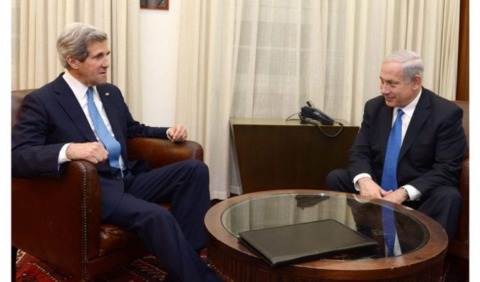 Statsminister Benjamin Netanyahu har mer enn tre av fire jødiske israelere bak seg når han står fast ved kravet om anerkjennelse av Israel som jødisk stat. Her er han i samtale med USAs utenriksminister John Kerry i forbindelse med fredsforhandlingene. Foto: Flickr/GPO. Statsminister Benjamin Netanyahu har mer enn tre av fire jødiske israelere bak seg når han står fast ved kravet om anerkjennelse av Israel som jødisk stat. Her er han i samtale med USAs utenriksminister John Kerry i forbindelse med fredsforhandlingene. Foto: Flickr/GPO.