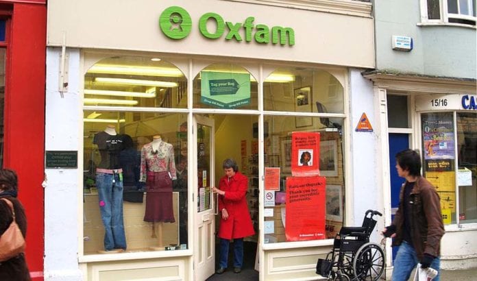 Bildet viser en av bruktbutikkene til den internasjonale hjelpeorganisasjonen OXFAM, som går inn for boikott av Israelske bosetninger på Vestbredden. Foto: Wikimedia Commons. Bildet viser en av bruktbutikkene til den internasjonale hjelpeorganisasjonen OXFAM, som går inn for boikott av Israelske bosetninger på Vestbredden. Foto: Wikimedia Commons.