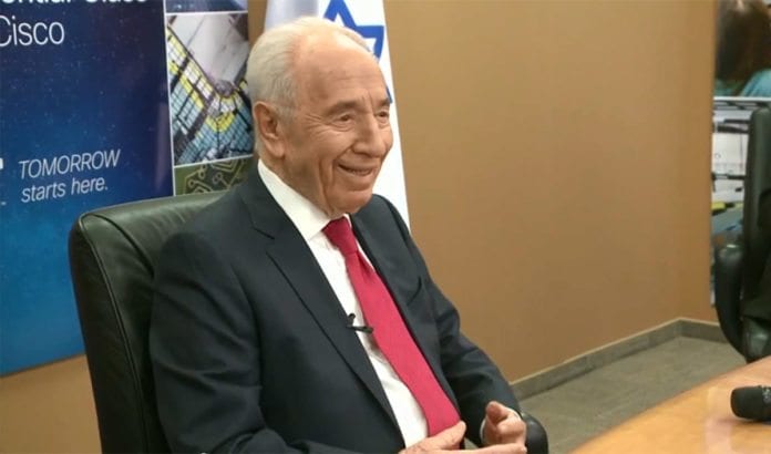 Her setter Israels president Shimon Peres verdensrekord med verdens største klasse i en undervisningstime. Foto: Skjermdump fra Youtube. Her setter Israels president Shimon Peres verdensrekord med verdens største klasse i en undervisningstime. Foto: Skjermdump fra Youtube.
