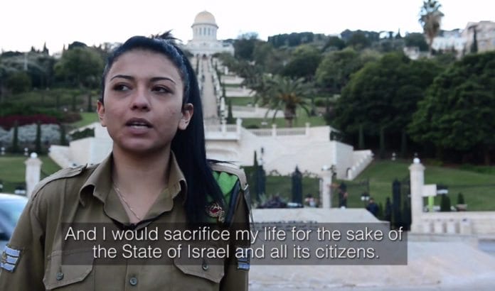 - Jeg vil ofre livet for staten Israel og alle dets innbyggere, sier Monaliza Abdo. (Skjermdump fra IDF-video) - Jeg vil ofre livet for staten Israel og alle dets innbyggere, sier Monaliza Abdo. (Skjermdump fra IDF-video)
