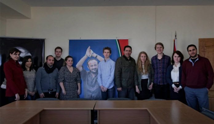 AUFs delegasjon foran portrettet av Marwan Barghouti, en Fatah-leder dømt for terror. (Foto: Skjermdump fra AUFs Facebook-side) AUFs delegasjon foran portrettet av Marwan Barghouti, en Fatah-leder dømt for terror. (Foto: Skjermdump fra AUFs Facebook-side)