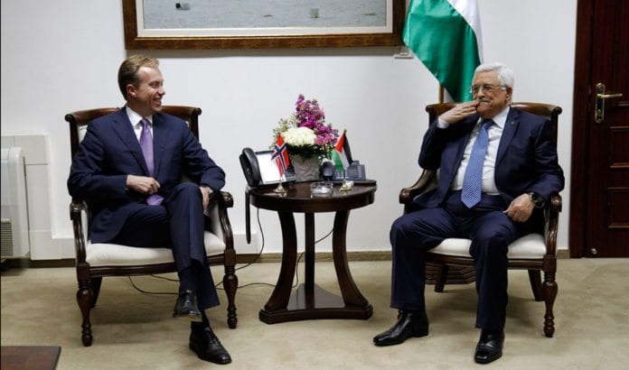 Utenriksminister Børge Brende i samtale med PA-president Mahmoud Abbas 24. november 2013. (Foto: Ragnhild Imerslund, UD) Utenriksminister Børge Brende i samtale med PA-president Mahmoud Abbas 24. november 2013. (Foto: Ragnhild Imerslund, UD)