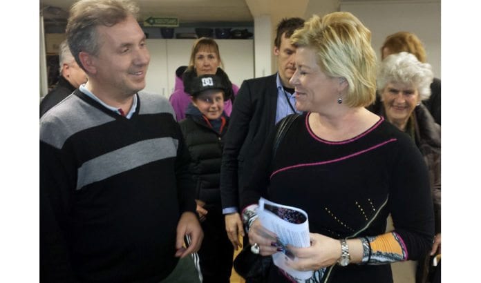MIFFs medlemsutvikler Geir Knutsen (t.v.) har gitt notatet med MIFFs forventninger til finansminister Siv Jensen. (Foto: Privat) MIFFs medlemsutvikler Geir Knutsen (t.v.) har gitt notatet med MIFFs forventninger til finansminister Siv Jensen. (Foto: Privat)