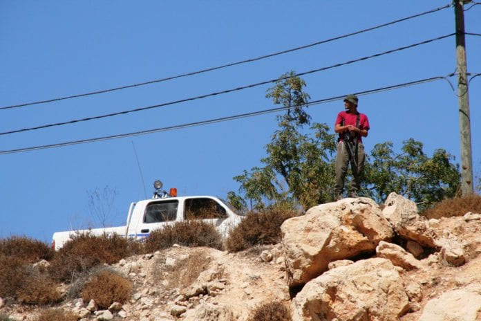 Bildet viser en vakt fra en av de israelske bosetningene nord på Vestbredden. (Illustrasjonsfoto: Michael Loadenthal, flickr.com) Bildet viser en vakt fra en av de israelske bosetningene nord på Vestbredden. (Illustrasjonsfoto: Michael Loadenthal, flickr.com)
