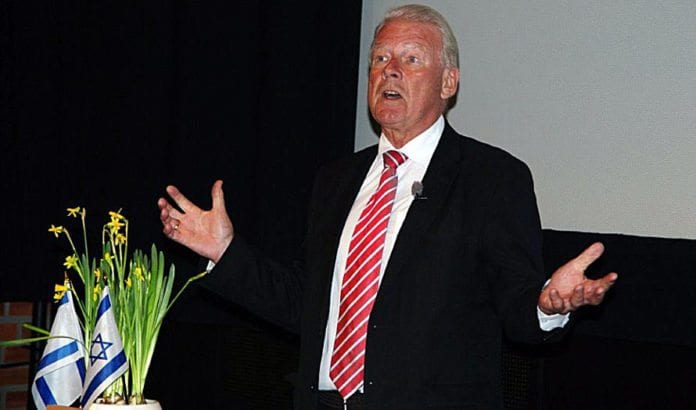 Tidligere FrP-leder Carl I. Hagen talte til en fullsatt sal i MIFF Hallingdal 18. mars 2014. (Foto: Jostein Sandsmark) Tidligere FrP-leder Carl I. Hagen talte til en fullsatt sal i MIFF Hallingdal 18. mars 2014. (Foto: Jostein Sandsmark)