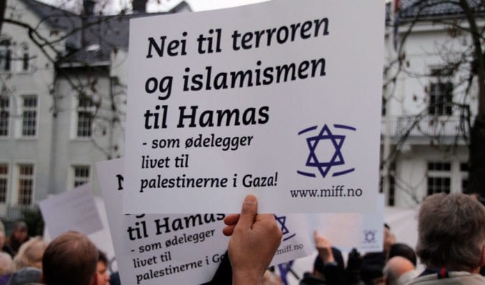 Parole under MIFFs støttemarkering for Israel utenfor Israels ambassade i Oslo november 2012. (Foto: Atle Hansen, MIFF) Parole under MIFFs støttemarkering for Israel utenfor Israels ambassade i Oslo november 2012. (Foto: Atle Hansen, MIFF)