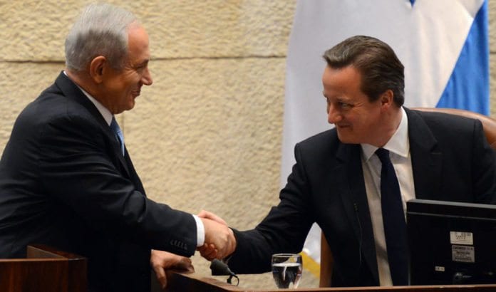 Statsminister Benjamin Netanyahu ønsker sin britiske kollega David Cameron velkommen til Knesset 12. mars 2014. (Foto: GPO) Statsminister Benjamin Netanyahu ønsker sin britiske kollega David Cameron velkommen til Knesset 12. mars 2014. (Foto: GPO)