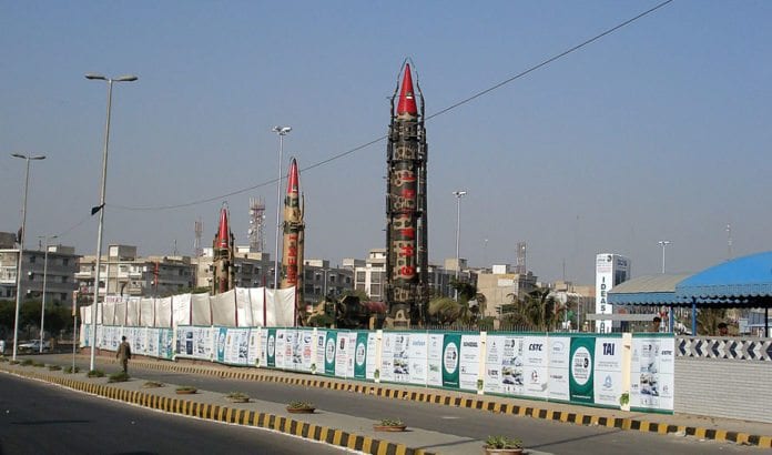 Raketter på utstilling under en militærutstilling i Karachi, Pakistan i 2008. (Foto: Wikimedia Commons) Raketter på utstilling under en militærutstilling i Karachi, Pakistan i 2008. (Foto: Wikimedia Commons)