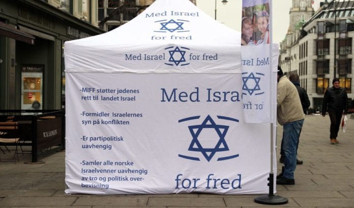 Med Israel for freds standtelt på Karl Johan i Oslo lørdag 25. januar 2014. (Foto: Atle Hansen, MIFF) Med Israel for freds standtelt på Karl Johan i Oslo lørdag 25. januar 2014. (Foto: Atle Hansen, MIFF)