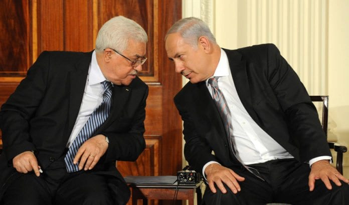 Mahmoud Abbas og Benjamin Netanyahu avbildet sammen i Det hvite hus i 2010. Foto: Moshe Milner, GPO / Flickr.com. Mahmoud Abbas og Benjamin Netanyahu avbildet sammen i Det hvite hus i 2010. Foto: Moshe Milner, GPO / Flickr.com.