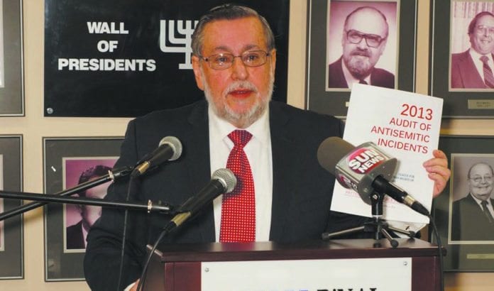 Frank Dimant fra B'nai Brith presenterer årets undersøkelse om antisemittisme i Canada. (Foto: B'nai Brith Canada.) Frank Dimant fra B'nai Brith presenterer årets undersøkelse om antisemittisme i Canada. (Foto: B'nai Brith Canada.)