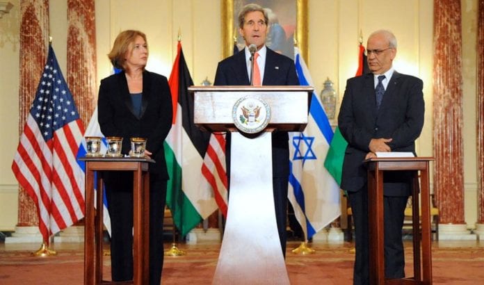 Tzipi Livni mener det ikke var mulig for Israel å fortsette fredssamtalene når en terrororganisasjon som Hamas ble tatt inn i varmen av motparten. Her har hun USAs utenriksminister John Kerry og palestinernes forhandlingsleder Saeb Erekat ved sin side i starten av forhandlingsperioden 30. juli 2013. Foto: U.S. State Department / Flickr.com. Tzipi Livni mener det ikke var mulig for Israel å fortsette fredssamtalene når en terrororganisasjon som Hamas ble tatt inn i varmen av motparten. Her har hun USAs utenriksminister John Kerry og palestinernes forhandlingsleder Saeb Erekat ved sin side i starten av forhandlingsperioden 30. juli 2013. Foto: U.S. State Department / Flickr.com.