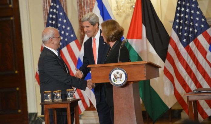 USAs utenriksminister sammen med hver av partenes forhandlingsledere, Saeb Erekat og Tzipi Livni, i starten av de pågående forhandlingene. Foto: U.S. State Department / Flickr.com. USAs utenriksminister sammen med hver av partenes forhandlingsledere, Saeb Erekat og Tzipi Livni, i starten av de pågående forhandlingene. Foto: U.S. State Department / Flickr.com.