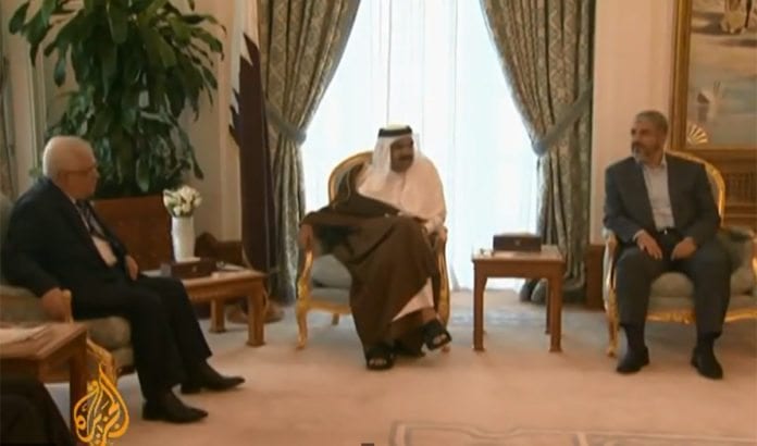 Fatah-leder Mahmoud Abbas og Hamas-leder Ismail Haniyeh i møte, med emiren av Quatar i midten. (Foto: Skjermdump fra Al-Jazeera / Youtube.) Fatah-leder Mahmoud Abbas og Hamas-leder Ismail Haniyeh i møte, med emiren av Quatar i midten. (Foto: Skjermdump fra Al-Jazeera / Youtube.)
