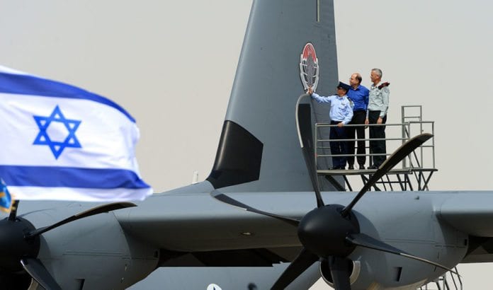 Fra mottakelsesseremonien for Super Hercules 9. april 2014. Generalmajor og sjef for luftforsvaret Amir Eshel sammen med forsvarsminister Moshe Ya'alon og forsvarssjef Benny Gantz. (Foto: IDF) Fra mottakelsesseremonien for Super Hercules 9. april 2014. Generalmajor og sjef for luftforsvaret Amir Eshel sammen med forsvarsminister Moshe Ya'alon og forsvarssjef Benny Gantz. (Foto: IDF)