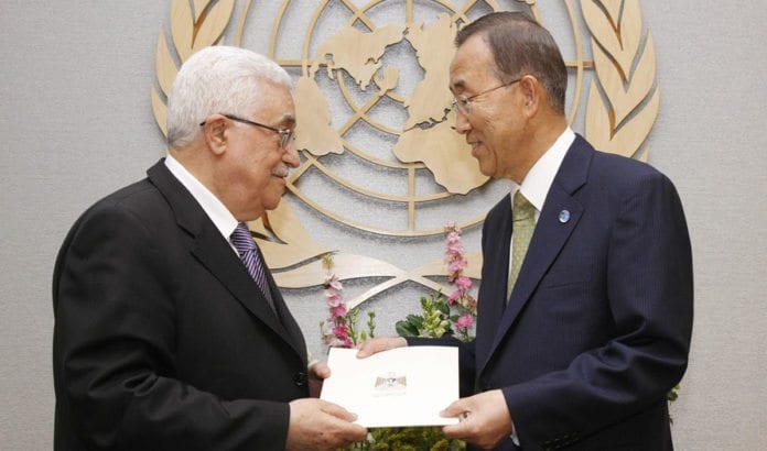 PA-leder Mahmoud Abbas leverer søknad om fullt FN-medlemskap til FNs generalsekretær Ban ki-Moon i 2011. Fra november 2012 har PA-leder Mahmoud Abbas leverer søknad om fullt FN-medlemskap til FNs generalsekretær Ban ki-Moon i 2011. Fra november 2012 har