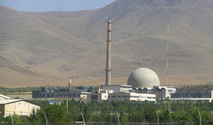 Tungtvannsreaktoren i Arak vil etter de iranske planene ha kapasitet til langt mer enn de sivile formålene regimet hevder å ville bruke den til. (Foto: Wikimedia Commons.) Tungtvannsreaktoren i Arak vil etter de iranske planene ha kapasitet til langt mer enn de sivile formålene regimet hevder å ville bruke den til. (Foto: Wikimedia Commons.)