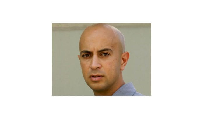 Journalist, analytiker og kommentator Avi Issacharoff ble utsatt for voldelig angrep av maskerte palestinske menn da han var på jobb på Vestbredden. Journalist, analytiker og kommentator Avi Issacharoff ble utsatt for voldelig angrep av maskerte palestinske menn da han var på jobb på Vestbredden.