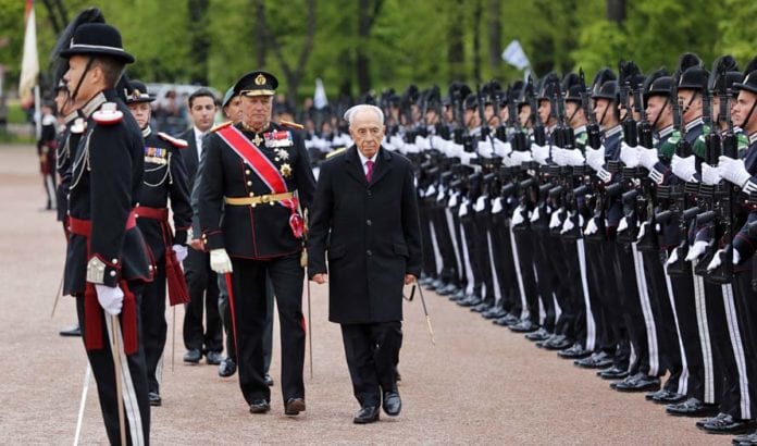Her ledsages Israels president Shimon Peres av Hans Majestet Kong Harald V under velkomstseremonien på Slottsplassen mandag formiddag, 12. mai 2014. (Foto: Tor-Bjørn Nordgaard.) Her ledsages Israels president Shimon Peres av Hans Majestet Kong Harald V under velkomstseremonien på Slottsplassen mandag formiddag, 12. mai 2014. (Foto: Tor-Bjørn Nordgaard.)