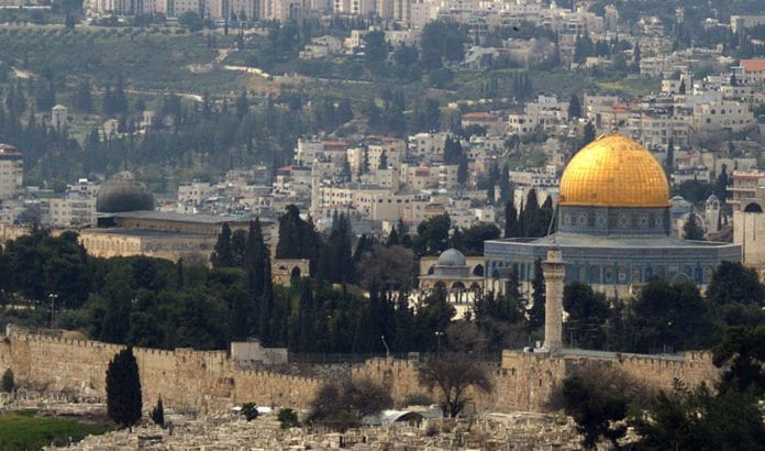 Hamas betaler gode faste lønninger til ungdommer for å forsøke å hindre jøder i å besøke Tempelplassen. (Illustrasjonsfoto: Wikimedia Commons.) Hamas betaler gode faste lønninger til ungdommer for å forsøke å hindre jøder i å besøke Tempelplassen. (Illustrasjonsfoto: Wikimedia Commons.)