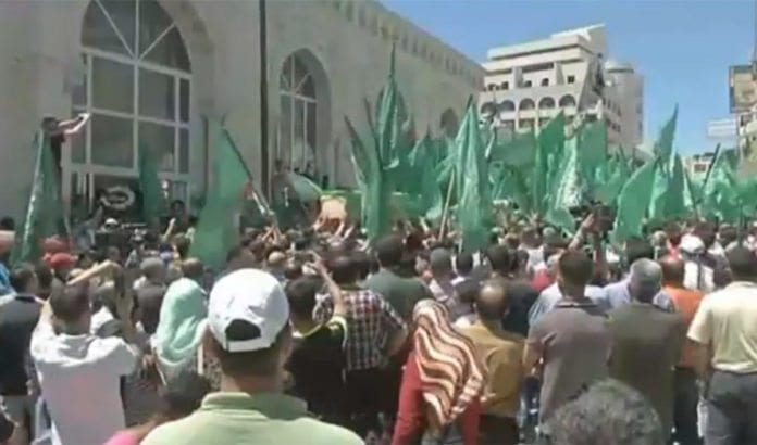 Over tusen Hamas-tilhengere demonstrerte i Ramallah onsdag. (Foto: Skjermdump fra Israel Hayom web-tv.) Over tusen Hamas-tilhengere demonstrerte i Ramallah onsdag. (Foto: Skjermdump fra Israel Hayom web-tv.)