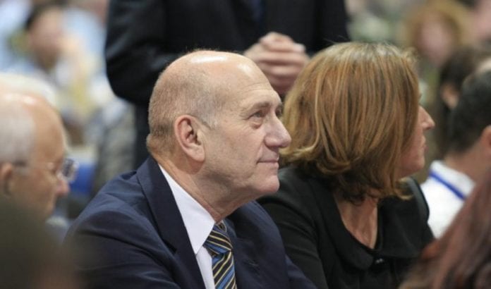 Ehud Olmert er dømt til seks års fengsel. På bildet sitter han ved siden av tidligere partifelle Tzipi Livni. (Foto: Kadima.) Ehud Olmert er dømt til seks års fengsel. På bildet sitter han ved siden av tidligere partifelle Tzipi Livni. (Foto: Kadima.)