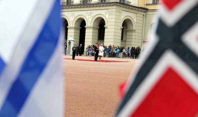 Kong Harald og kronprinsesse Mette-Marit står klar til å motta Israels president Shimon Peres under statsbesøket 12. mai 2014. (Illustrasjonsfoto: Conrad Myrland, MIFF) Kong Harald og kronprinsesse Mette-Marit står klar til å motta Israels president Shimon Peres under statsbesøket 12. mai 2014. (Illustrasjonsfoto: Conrad Myrland, MIFF)