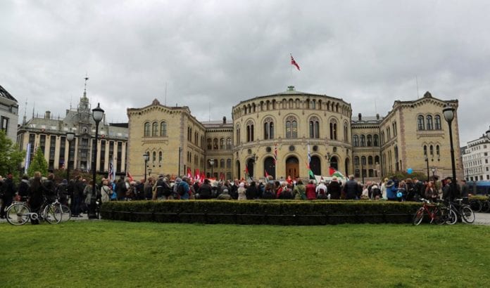 Demonstrantene foran Stortinget hevdet å representere en halv million nordmenn, for det meste fagforeningsmedlemmer. (Foto: Tor-Bjørn Nordgaard.) Demonstrantene foran Stortinget hevdet å representere en halv million nordmenn, for det meste fagforeningsmedlemmer. (Foto: Tor-Bjørn Nordgaard.)