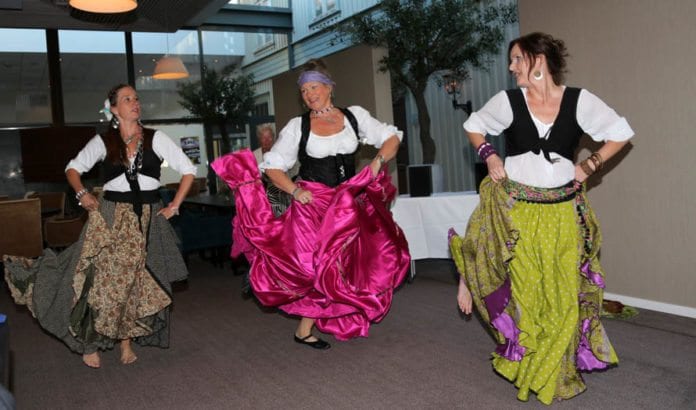 Dansegruppen Nilens-Lilith sto for underholdning under festmiddagen lørdag kveld. (Foto: Tor-Bjørn Nordgaard) Dansegruppen Nilens-Lilith sto for underholdning under festmiddagen lørdag kveld. (Foto: Tor-Bjørn Nordgaard)