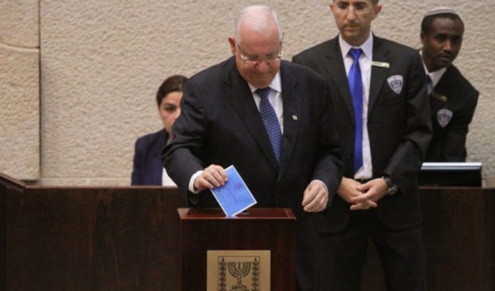 Reuven Rivlin avlegger som Knesset-medlem sin stemme i presidentvalget, hvor han selv gikk av med seieren. (Foto: Nyhetsbyrået Tazpit.) Reuven Rivlin avlegger som Knesset-medlem sin stemme i presidentvalget, hvor han selv gikk av med seieren. (Foto: Nyhetsbyrået Tazpit.)
