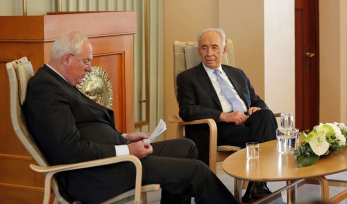 Shimon Peres i samtale med Nobel-direktør Geir Lundestad på nobel-instituttet. (Foto: Tor-Bjørn Nordgaard.) Shimon Peres i samtale med Nobel-direktør Geir Lundestad på nobel-instituttet. (Foto: Tor-Bjørn Nordgaard.)