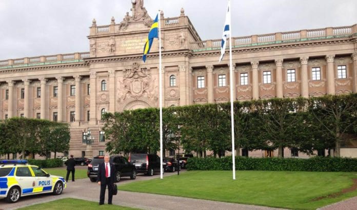 Det israelske flagget vaier ved siden av det svenske foran Riksdagen denne uken. (Foto: Isaac Bachmann / Facebook.) Det israelske flagget vaier ved siden av det svenske foran Riksdagen denne uken. (Foto: Isaac Bachmann / Facebook.)