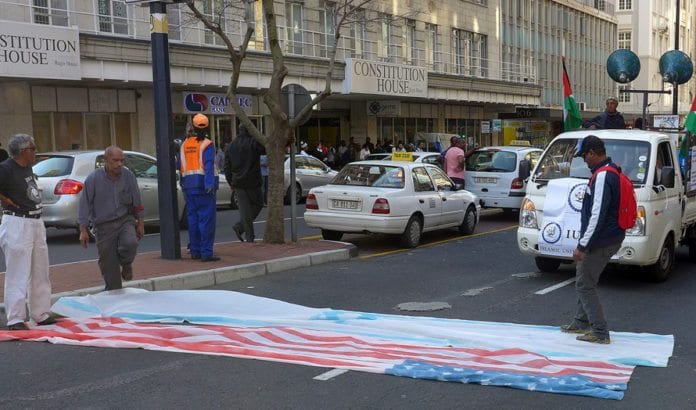 Fra en anti-israelsk demonstrasjon i Cape Town i Sør-Afrika. Demonstrantene passer på å tråkke på et amerikansk og israelsk flagg. (Foto: Patrick Donovan, flickr.com) Fra en anti-israelsk demonstrasjon i Cape Town i Sør-Afrika. Demonstrantene passer på å tråkke på et amerikansk og israelsk flagg. (Foto: Patrick Donovan, flickr.com)