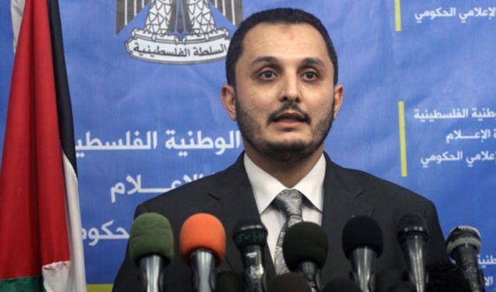 Ihab Al-Ghussein var talsmann for innenriksdepartementet i Hamas-regjeringen på Gaza inntil samlingsregjeringen ble innsatt 2. juni. (Foto: Middleeastmonitor.com.) Ihab Al-Ghussein var talsmann for innenriksdepartementet i Hamas-regjeringen på Gaza inntil samlingsregjeringen ble innsatt 2. juni. (Foto: Middleeastmonitor.com.)