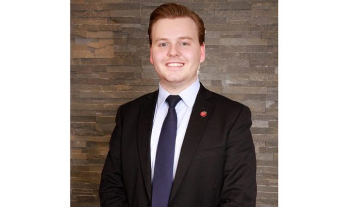 Kristian Eilertsen, leder i Troms Fremskrittspartiets Ungdom, mener eksamensoppgaven bryter Opplæringsloven. (Foto: Privat, Facebook) Kristian Eilertsen, leder i Troms Fremskrittspartiets Ungdom, mener eksamensoppgaven bryter Opplæringsloven. (Foto: Privat, Facebook)